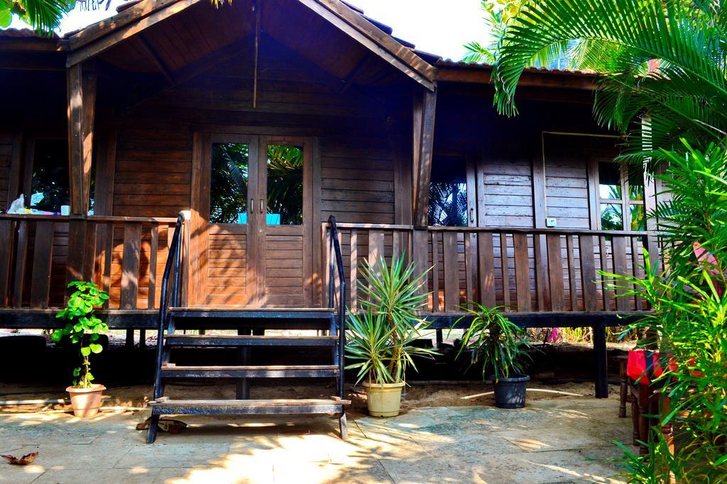 Pele'S Windsong Wood Cottage On The Beach Benaulim Exterior foto
